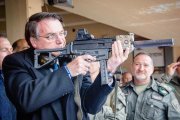 Armas para a direita: Bolsonaro zera imposto sobre importação de revolveres e pistolas