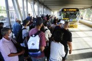 Passageiros ficam mais de 40min à espera de ônibus após decreto de Melo sem ampliação de linhas