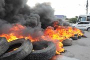 Comunidade Sítio Santa Francisca queima pneus em Recife contra despejo de mais 300 famílias