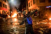 7ª noite de protestos na Colômbia: manifestantes incendeiam delegacia em repúdio à repressão