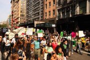 Centenas de pessoas se mobilizam em Nova Iorque contra restrições ao direito ao aborto