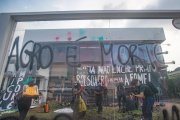 Via Campesina ocupa sede da Aprosoja denunciando a fome no Brasil