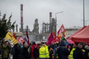 Greve geral massiva nas refinarias francesas contra a reforma da previdência de Macron