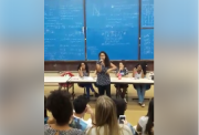 Carolina Cacau, da Faísca, fala sobre a contrução da greve da UERJ em assembleia dos estudantes