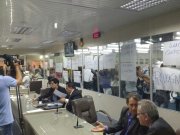 Funcionários públicos na Paraíba exigem que os vereadores revoguem seus aumentos salariais