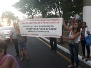 Aposentados protestam contra atrasos de salário e descaso da prefeitura de Marília