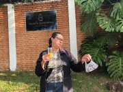 Filha de Olavo de Carvalho lava a alma posando com laranjada na fachada do esconderijo de Queiroz