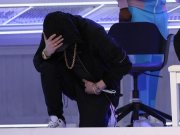 Eminem desobedece NFL e ajoelha em sinal antirracista no show do intervalo do Super Bowl