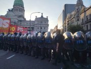 Dura repressão a manifestação das organizações sociais, sindicais e da esquerda no Congresso argentino
