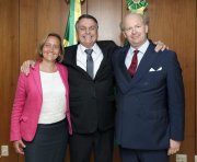 Bolsonaro se reúne com nazista neta de Ministro de Hitler e recebe elogios