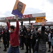 Manifestantes comemoram a condenação do assassino de George Floyd pelas ruas dos EUA
