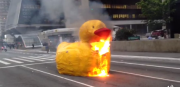 Manifestantes queimam pato da FIESP na Avenida Paulista