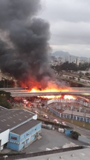 Ponte de Jaguaré pega fogo na Zona Oeste de São Paulo e deixa mais de 50 famílias desabrigadas