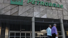 Sindicatos petroleiros vendem botijão de gás a R$73 denunciando roubo da cobrança em dólar 