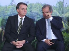 Na maior cara de pau Bolsonaro nega que aumentou o próprio salário e de ministros em até 69%