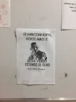 Cartazes de “liga anti-drogas” colados em escola de MG ameaçam usuários de maconha