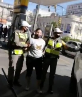 [VIDEO] Mulher é presa por bater panela contra motociata de Bolsonaro em Porto Alegre