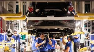 74% dos trabalhadores da indústria automotiva estão com salários cortados ou "suspensos"