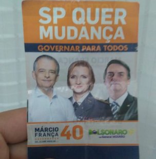 Na cidade natal de França panfletos estampam a cara de Bolsonaro mostrando claro apoio