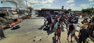 Após ameaça de despejo para dezenas de famílias, moradores protestam por moradia em Recife