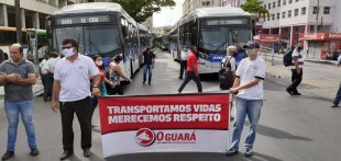 Rodoviários fazem protesto contra dupla função em Recife