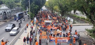 Centenas de garis se manifestam no Rio contra ataque ao plano de saúde por Paes e os salários de fome 