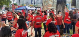 Professores de Recife permanecem em greve e fazem ato em Madalena