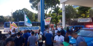 Trabalhadores da CEDAE fazem ato contra a privatização na sede da empresa no RJ