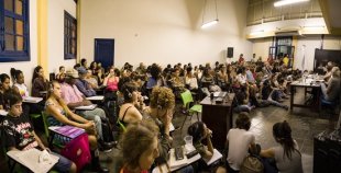 Debate sobre Rosa Luxemburgo com lançamento de biografia lota auditório na UFRJ