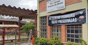 Professores e funcionários das escolas de Porto Alegre declaram greve contra o retorno inseguro das aulas