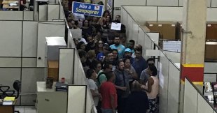 Professoras de São Paulo ocupam reunião do governo exigindo fim do corte de ponto