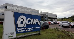 CNPq anuncia possibilidade de suspensão de bolsas em setembro devido a cortes de Bolsonaro