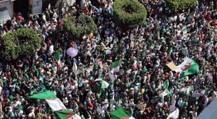 Manifestações maciças na Argélia apesar das prisões e do Ramadã