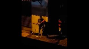 Vídeo: PM agride rapaz de muletas e dá risada um mês antes do massacre em Paraisópolis