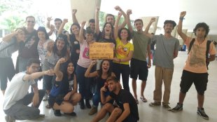 Estudantes e trabalhadores em apoio à ocupação da E.E Helena Guerra