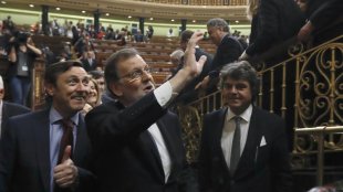 Rajoy segue na Moncloa, entre as cinzas do PSOE e um congresso blindado
