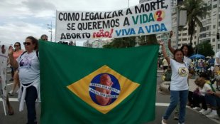 "Contra a legalização do aborto" é um dos gritos da direita no Rio