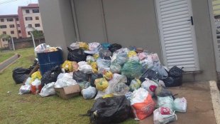 Moradores da zona sul de Marília se revoltam e colocam o lixo no meio da rua