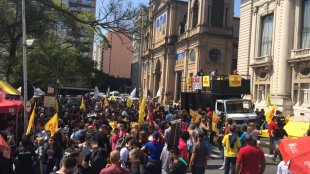 Milhares de professores em greve realizam ato contra Sartori em Porto Alegre