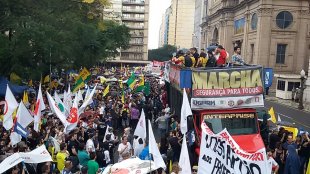 Milhares de servidores paralisam contra ajuste de Sartori e Dilma no RS