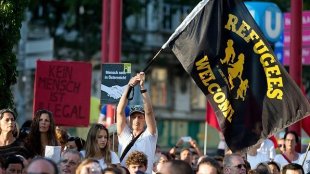 Protesto em defesa de refugiados reúne 20 mil pessoas em Viena