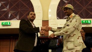 Sudão: a oposição e os militares assinam um acordo político para a transição 