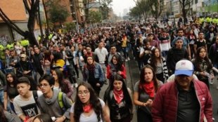 Centenas de milhares tomam às ruas na Colômbia contra os ajustes do governo 
