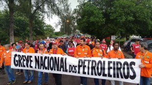 Dilma e a Petrobras querem enrolar os petroleiros e seguir a privatização: é preciso fortalecer a greve!