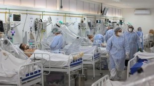 Fruto do descaso capitalista, 2 a cada 3 pacientes intubados em UTI morrem no Brasil