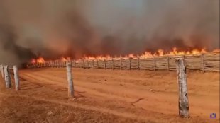Enorme incêndio se alastra na zona rural de Brasília de Minas (MG) desde sexta-feira (10)