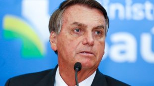 Buscando votos para as eleições de 2022, Bolsonaro regulamenta Auxílio Brasil 