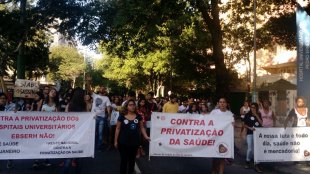 Estudantes, professores e técnicos se manifestam contra o fechamento do Hospital Pedro Ernesto.