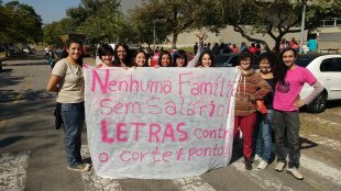 Estudantes da Letras desocupam o prédio em medida de solidariedade aos trabalhadores