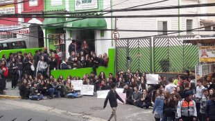 Dezenas de alunos do Bandeirantes protestam contra Escola Sem Partido em São Paulo